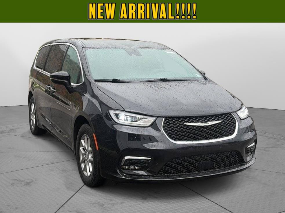 Used 2026 Chrysler Pacifica Select FWD image 1