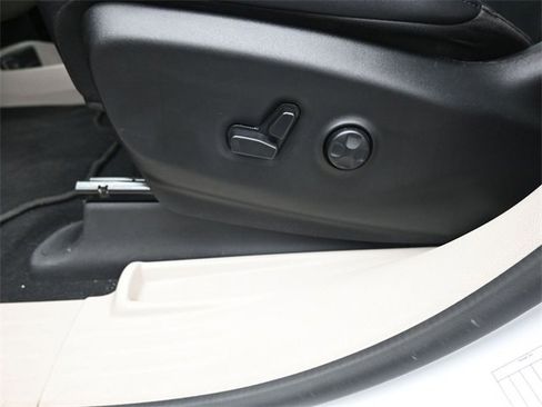 Used 2024 Chrysler Pacifica Touring-L image 19