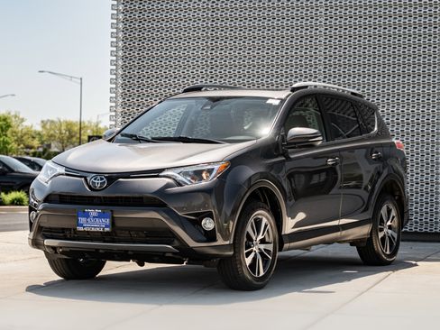 Used 2018 Toyota RAV4 XLE AWD/4WD image 6