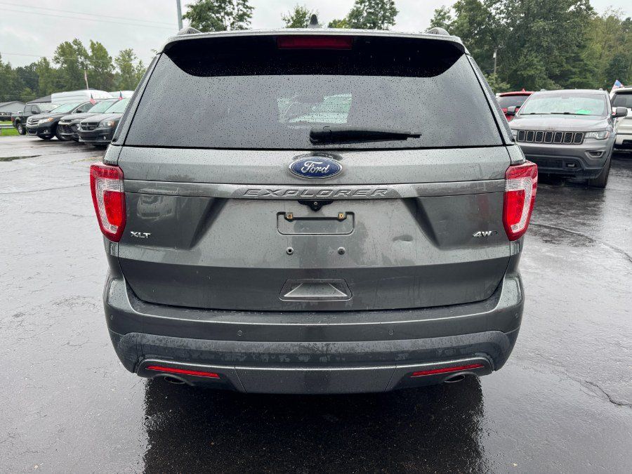 Used 2017 Ford Explorer XLT w/ Equipment Group 202A AWD/4WD image 4
