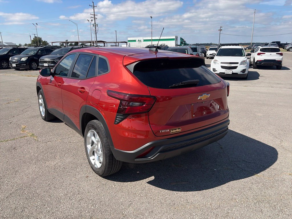 Used 2024 Chevrolet Trax LS w/ LS Convenience Package FWD image 4