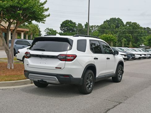 Used 2025 Honda Pilot TrailSport image 4