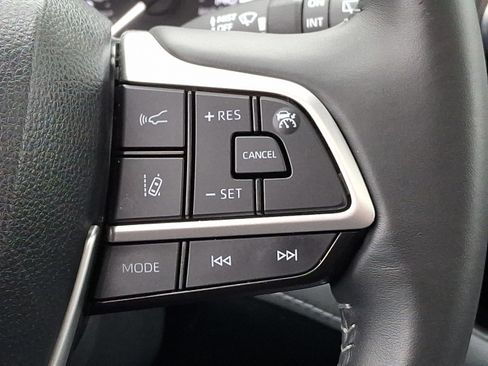 Used 2023 Toyota Highlander XLE image 18