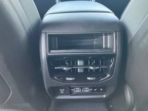 Used 2025 Jeep Grand Cherokee Limited AWD/4WD image 19