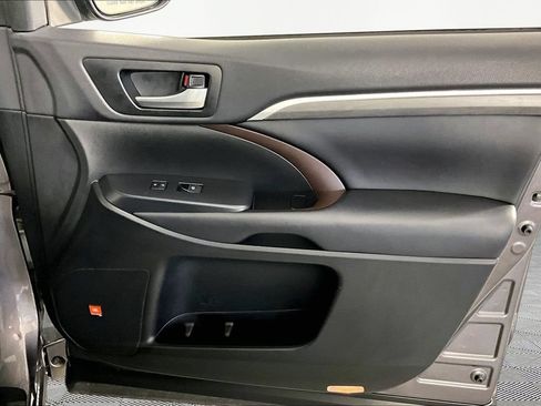 Used 2019 Toyota Highlander Limited FWD image 27