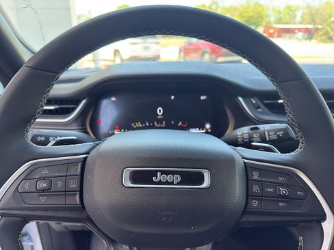 Used 2024 Jeep Grand Cherokee Altitude AWD/4WD image 19