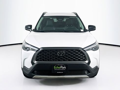 Used 2025 Toyota Corolla Cross XLE image 2