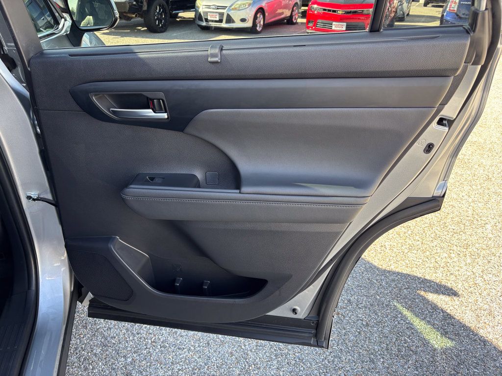 Used 2025 Toyota Highlander XLE AWD/4WD image 43