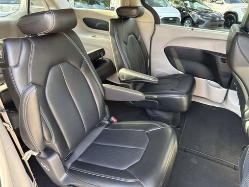 Used 2024 Chrysler Pacifica Touring-L image 18