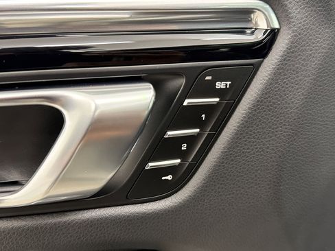 Used 2025 Porsche Macan image 21