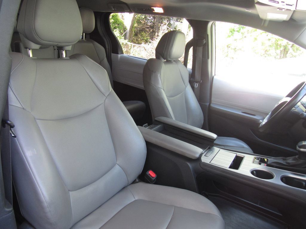 Certified 2025 Toyota Sienna XLE FWD image 21