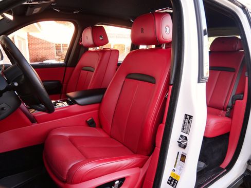 Used 2022 Rolls-Royce Cullinan w/ Cullinan Package image 25