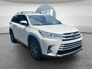 Used 2017 Toyota Highlander XLE FWD video 1