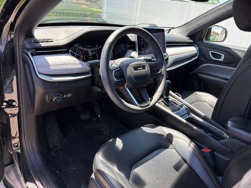 Used 2024 Jeep Compass Latitude AWD/4WD image 11