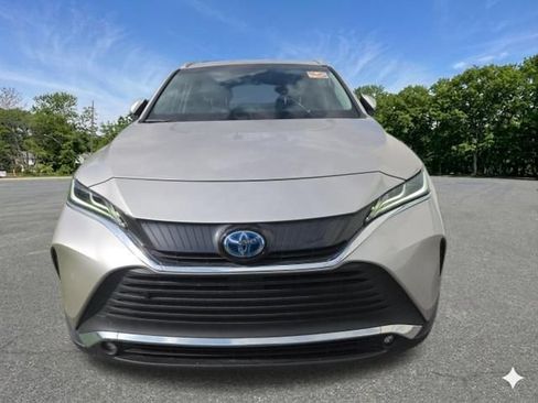 Used 2023 Toyota Venza XLE AWD/4WD image 3
