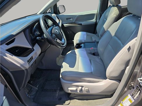 Used 2017 Toyota Sienna XLE Premium FWD image 27