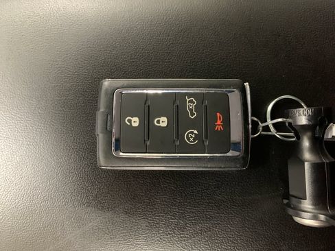 Used 2023 Jeep Grand Cherokee Limited w/ Black Appearance Package AWD/4WD image 17