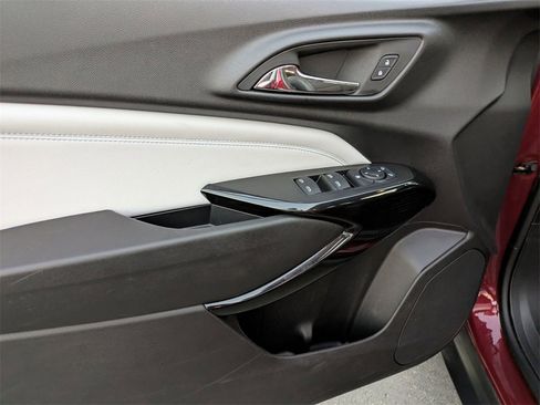 Used 2025 Chevrolet Trax LT w/ LT Convenience Package image 15