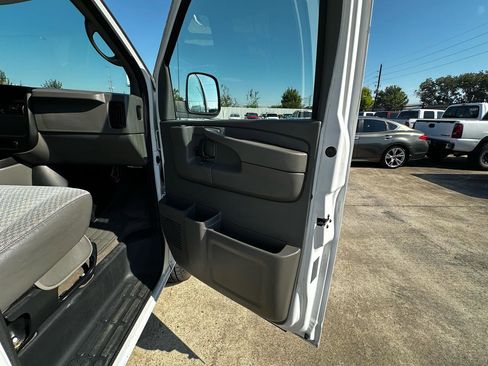Used 2006 Chevrolet Express 3500 Passenger w/ LT Preferred Equipment Group RWD image 33