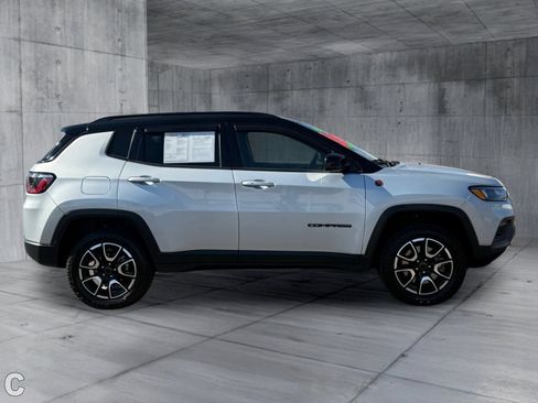 Used 2025 Jeep Compass Trailhawk AWD/4WD image 8