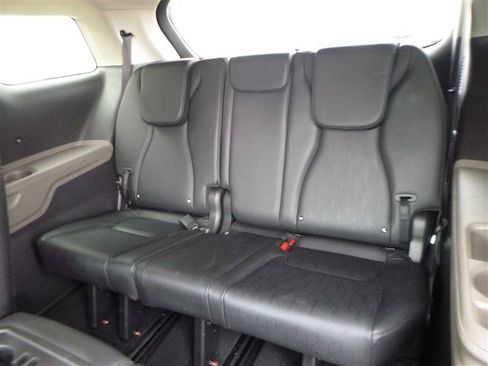 Used 2025 Kia Carnival image 8