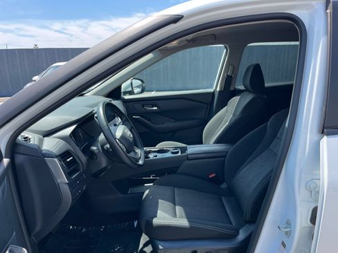 Used 2025 Nissan Rogue SV AWD/4WD image 29