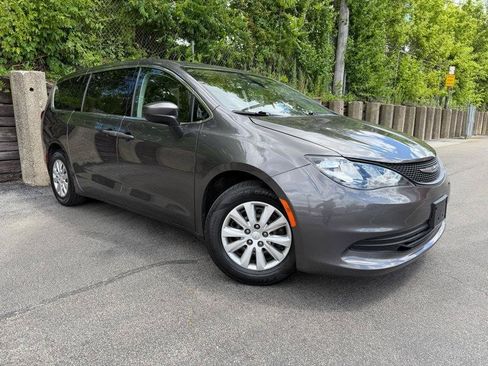 Used 2020 Chrysler Voyager L FWD image 4