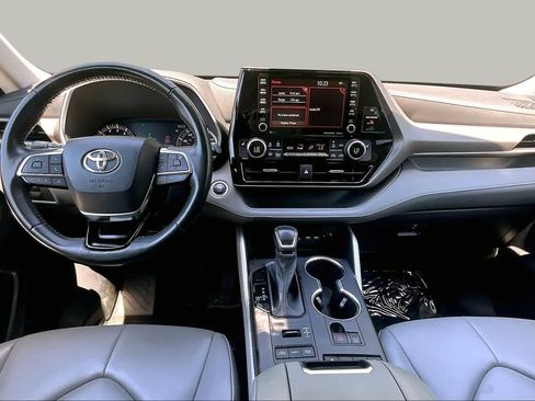 Used 2021 Toyota Highlander XLE AWD/4WD image 16