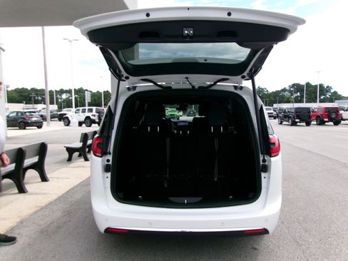 New 2026 Chrysler Pacifica Select image 22