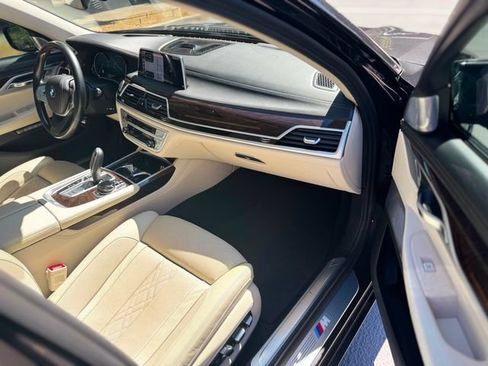 Used 2017 BMW 750i RWD image 37