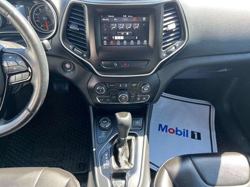 Used 2019 Jeep Cherokee Latitude Plus AWD/4WD image 11