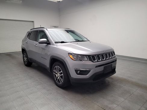 Used 2018 Jeep Compass Latitude FWD image 13