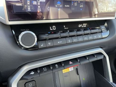 Used 2024 Toyota Tundra Platinum image 30