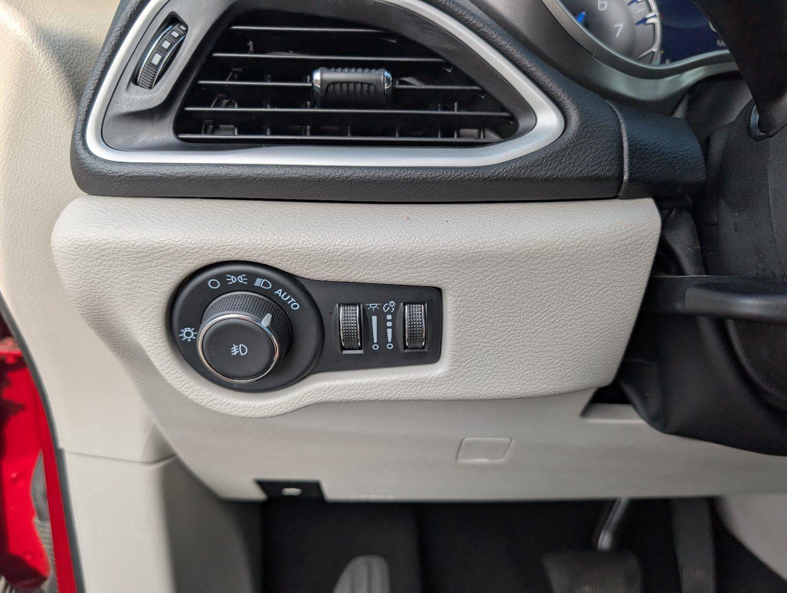 Used 2024 Chrysler Pacifica Touring-L FWD image 27