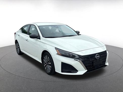Used 2025 Nissan Altima 2.5 SV image 2