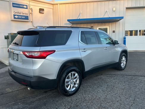 Used 2021 Chevrolet Traverse LT image 3