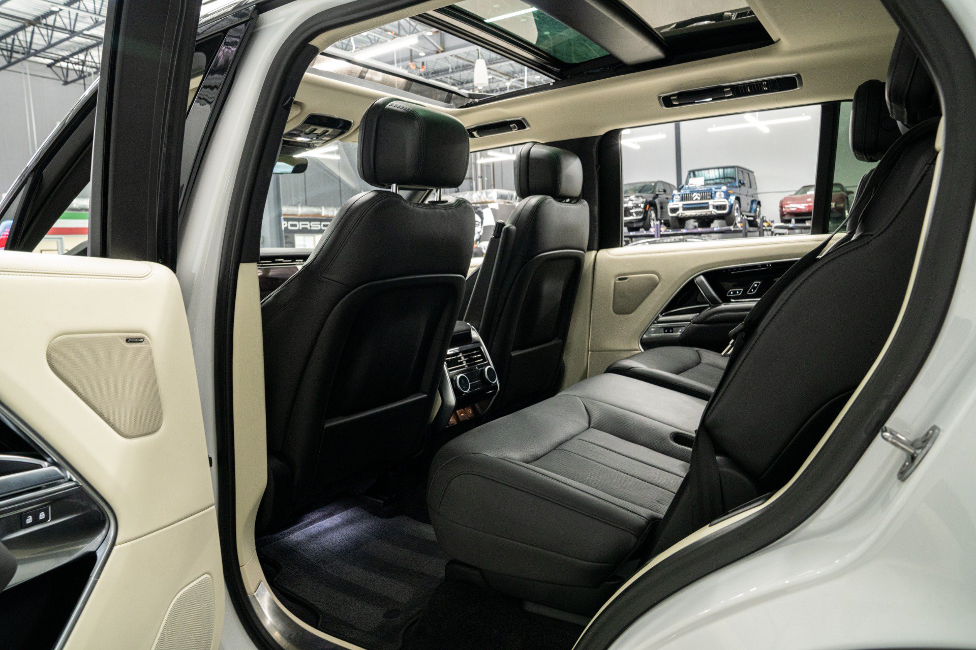 Used 2023 Land Rover Range Rover Long Wheelbase SE AWD/4WD image 32