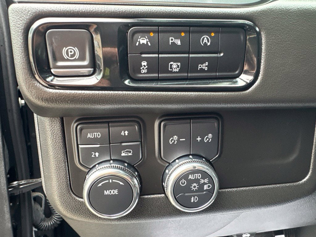Used 2025 GMC Yukon Elevation AWD/4WD image 14