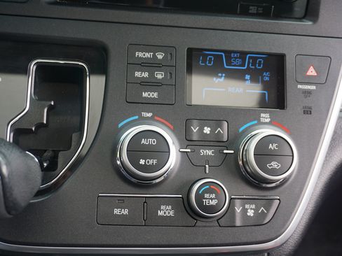 Used 2017 Toyota Sienna SE w/ SE Preferred Package FWD image 13