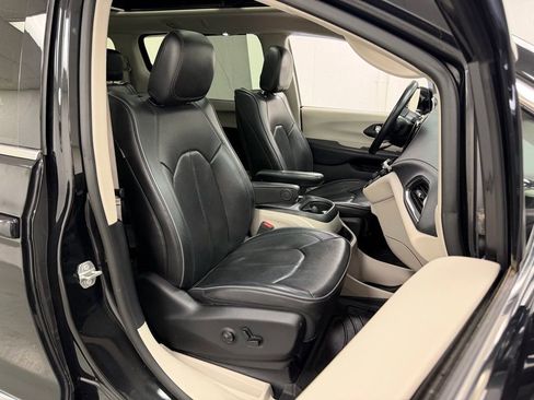 Used 2020 Chrysler Pacifica Limited w/ Tire & Wheel Group FWD image 11