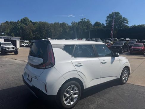 Used 2025 Kia Soul LX w/ LX Technology Package FWD image 3