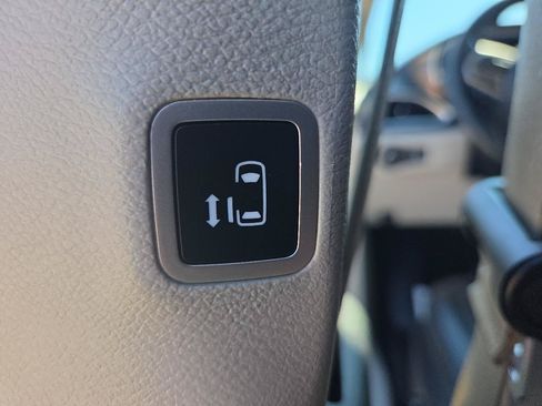 Used 2020 Chrysler Voyager Lxi FWD image 14