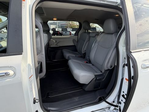 Certified 2024 Toyota Sienna XLE FWD image 17