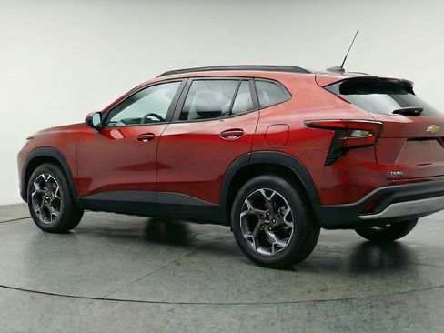 Used 2025 Chevrolet Trax LT w/ LT Convenience Package image 6