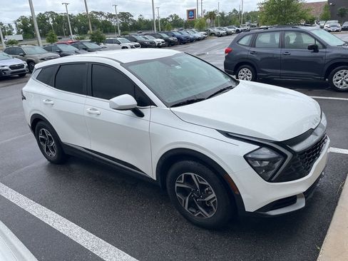 Used 2023 Kia Sportage LX image 3