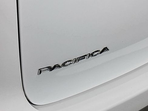 Used 2023 Chrysler Pacifica Touring-L FWD image 22