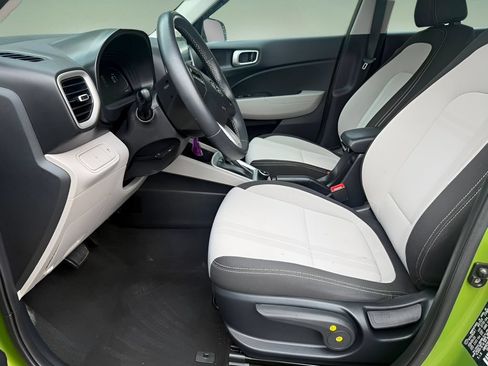 Used 2023 Hyundai Venue SEL FWD image 9