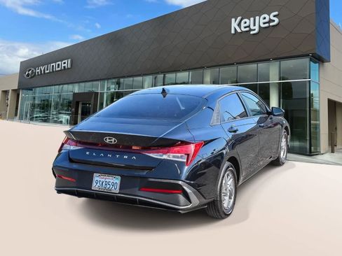 Certified 2025 Hyundai Elantra SE FWD image 4