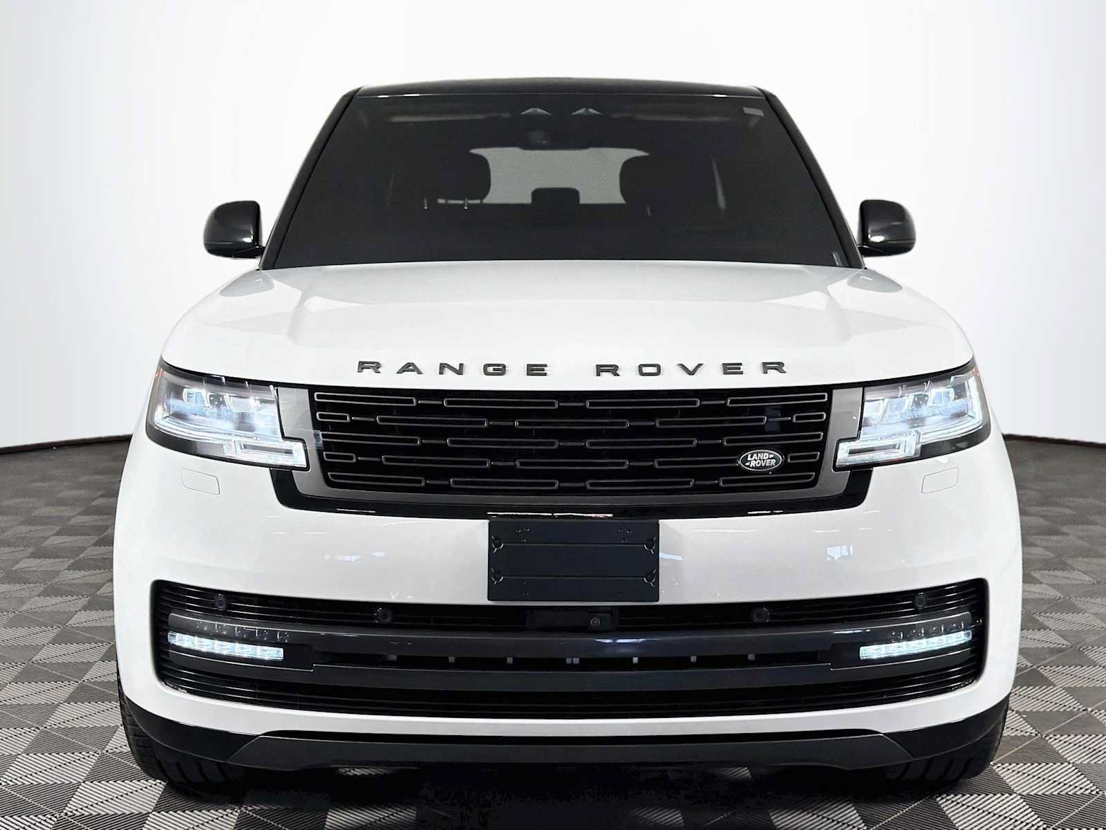 Used 2025 Land Rover Range Rover SE AWD/4WD image 2