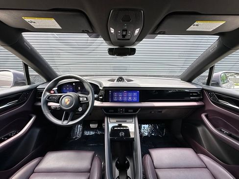 Certified 2025 Porsche Macan 4S Electric AWD/4WD image 6